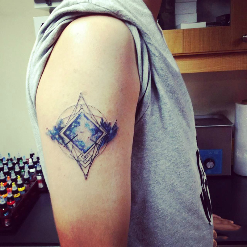 手臂几何图形唯美的蓝色星空彩绘纹身