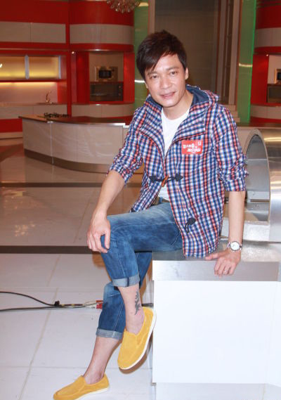 明星罗嘉良出席节目露脚踝图腾纹身