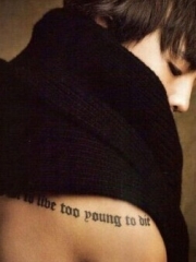 权志龙后肩英文字母纹身图片