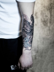 猛蛇盘绕，手臂蛇纹身图案