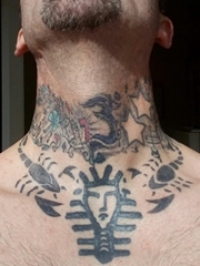 颈部黑色简单个性线条纹身蝎子纹身小动物纹身图案