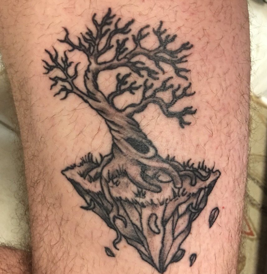 腿部黑灰树纹身图案