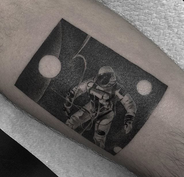 手臂上黑灰色几何纹身点刺技巧纹身图案