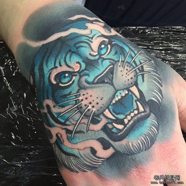 手背欧美school蓝色的老虎纹身图案