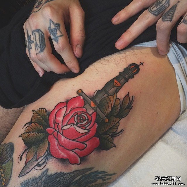 大腿old school欧美玫瑰匕首纹身图案
