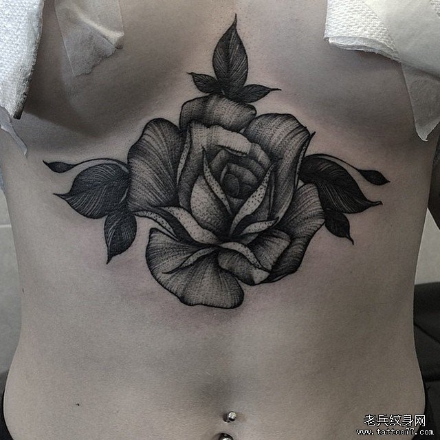 胸部性感点刺玫瑰纹身图案