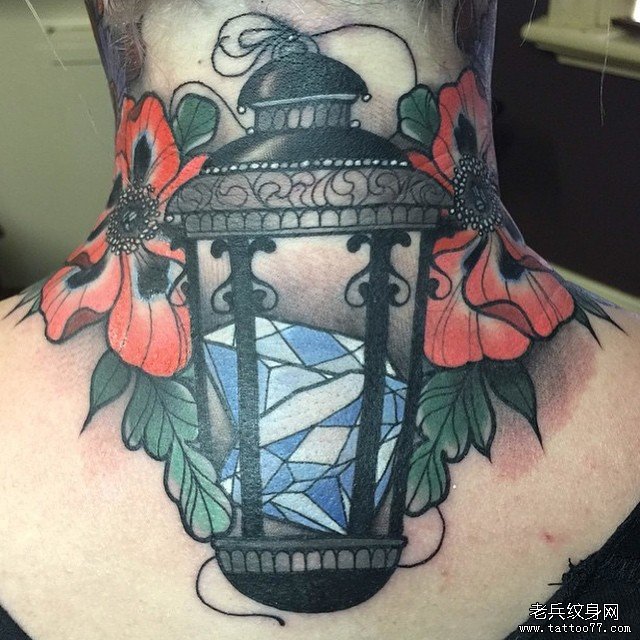 颈部欧美路灯花卉纹身图案