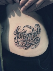 女生腰上好看的花体英文字母刺青图片
