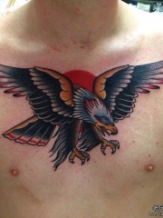 胸部欧美old school太阳老鹰纹身图案