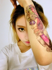 90后大眼睛漂亮美女花臂纹身图案