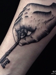 小臂欧美手钥匙纹身图案