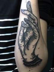 小臂欧美school手黑灰纹身图案