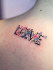 美女颈部鲜花英文创意纹身图案