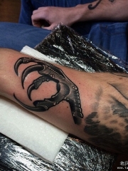 小臂鹰爪欧美纹身图案