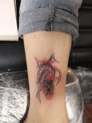 红舞鞋脚踝纹身图案