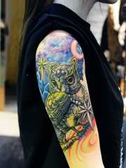 夜空的守护者，手臂猫头鹰彩绘纹身