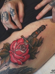 大腿old school欧美玫瑰匕首纹身图案