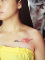 女性英文线条金鱼锁骨纹身图案