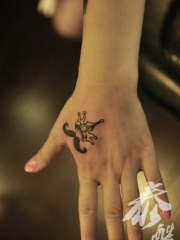 女生虎头的小胡子与皇冠纹身