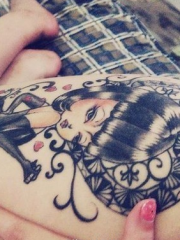 女性大腿上性感的美女纹身图案