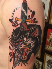 大臂old school黑豹头部匕首纹身图案