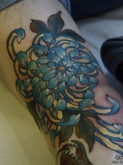 大腿传统菊花欧美纹身图案