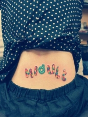 女生后腰彩色卡通英文字纹身