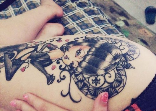 女性大腿上性感的美女纹身图案