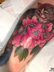 大腿猫咪传统牡丹花欧美纹身图案