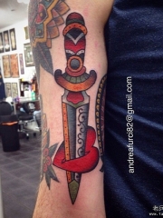 大臂欧美school匕首心形纹身图案