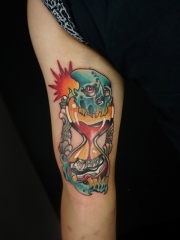 把握时间，腿部骷髅沙漏纹身