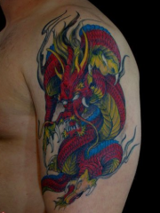手臂个性红色龙纹身图案