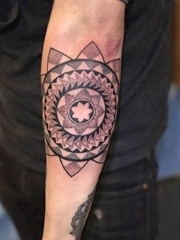 手前臂上漂亮的点刺风格曼陀罗图案纹身