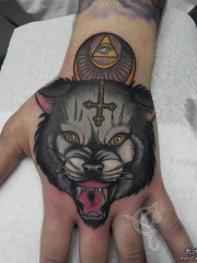 手背欧美狼头十字架纹身图案