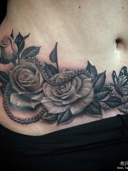 腹部欧美玫瑰珍珠蝴蝶黑灰纹身图案