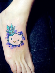 脚背的猫咪与皇冠纹身图案