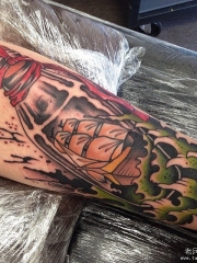 小腿old school瓶子帆船纹身图案