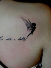 后背上的小精灵纹身