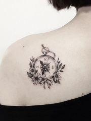 后背指南针与菊花纹身图案