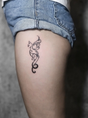 女生腿部猫咪图腾纹身图案