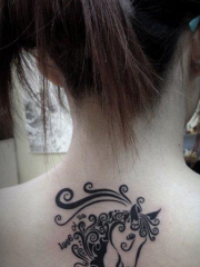 女生后背图腾小马纹身图案