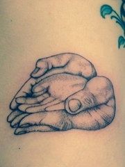 左肋黑色抽象线条纹身点刺技巧大手捧小手纹身图片