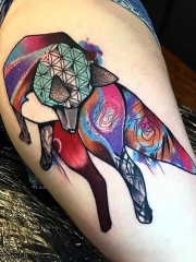 大腿彩色抽象的狐狸纹身图案