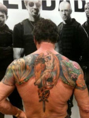 欧美型男史泰龙后背霸气纹身图案