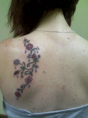 女生左后背花蕊藤蔓纹身图案
