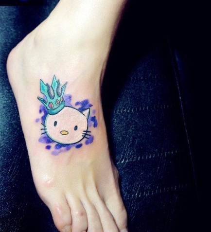 脚背的猫咪与皇冠纹身图案