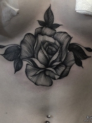 胸部性感点刺玫瑰纹身图案