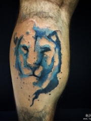 小腿欧美泼墨狮子简约纹身图案