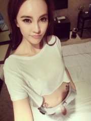 新人李方丁腹部纹身图案