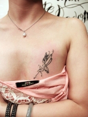 美女胸部小巧简单的精灵纹身图案